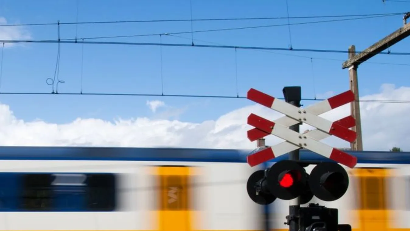 Vonat ütközött autóval Bácsalmásnál