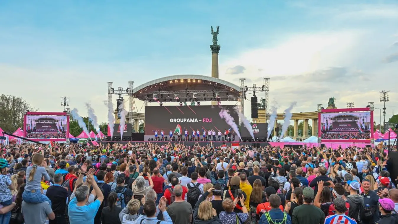 Zsúfolásig telt a Hősök tere