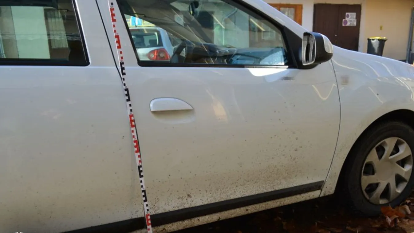 Egy taxi ajtaján töltötte ki a mérgét az ittas garázda
