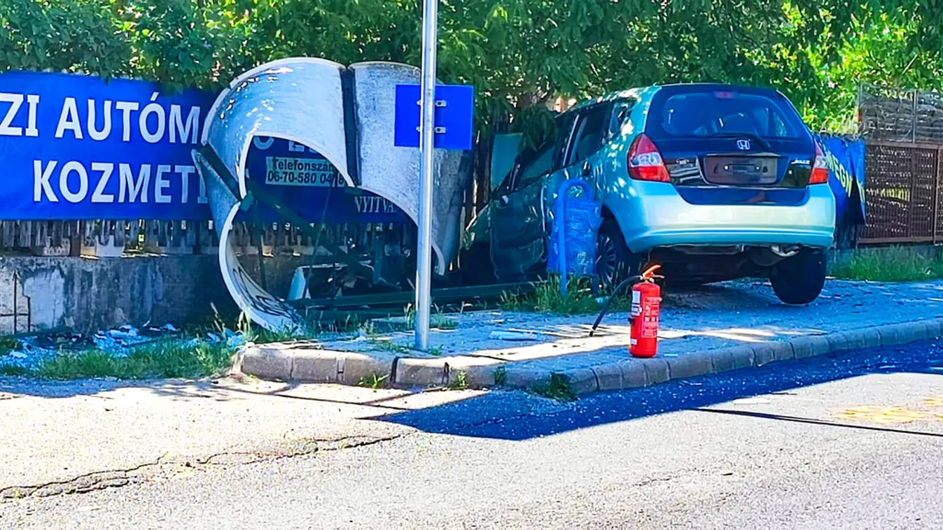 Buszmegállóba csapódott egy személyautó Gyálon