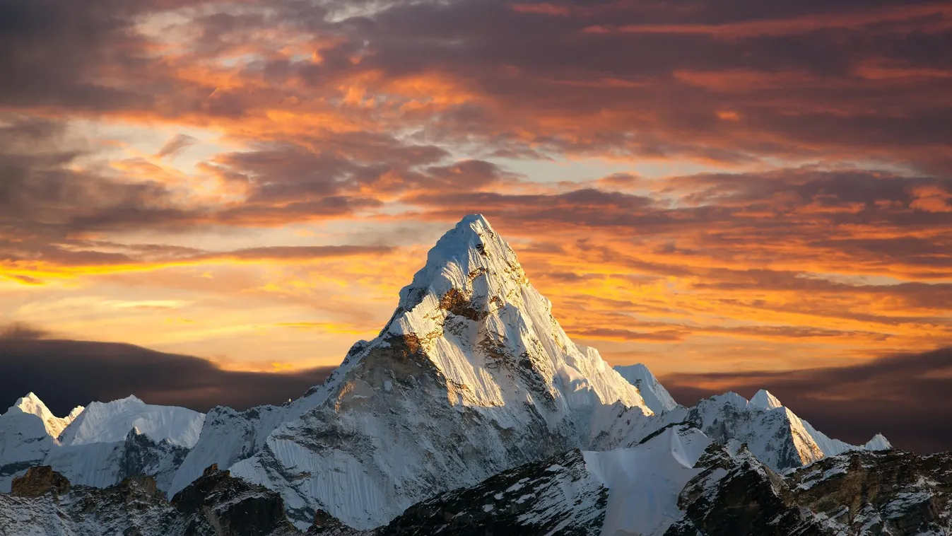 A világon elsőként egy dél-afrikai férfi a Mount Everesten repült siklóernyővel
