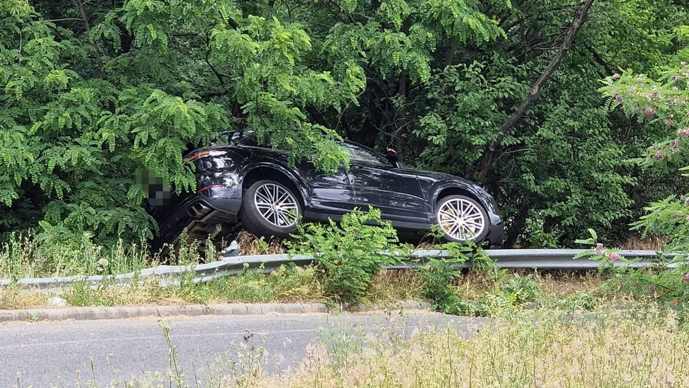Felmászott a szalagkorlátra a lehajtón kisodródó Porsche Cayenne a Gyáli úton