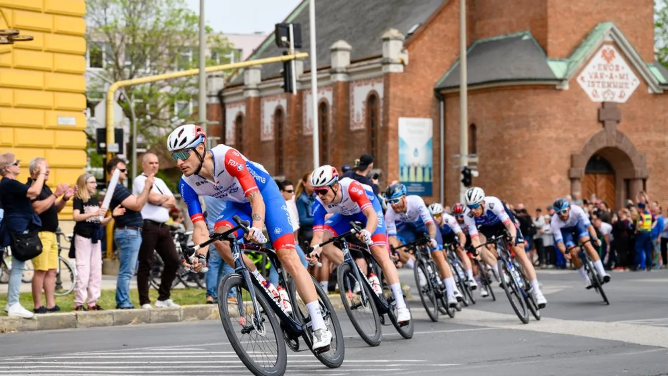 Giro d'Italia - Van der Poel nyerte a visegrádi nyitóetapot