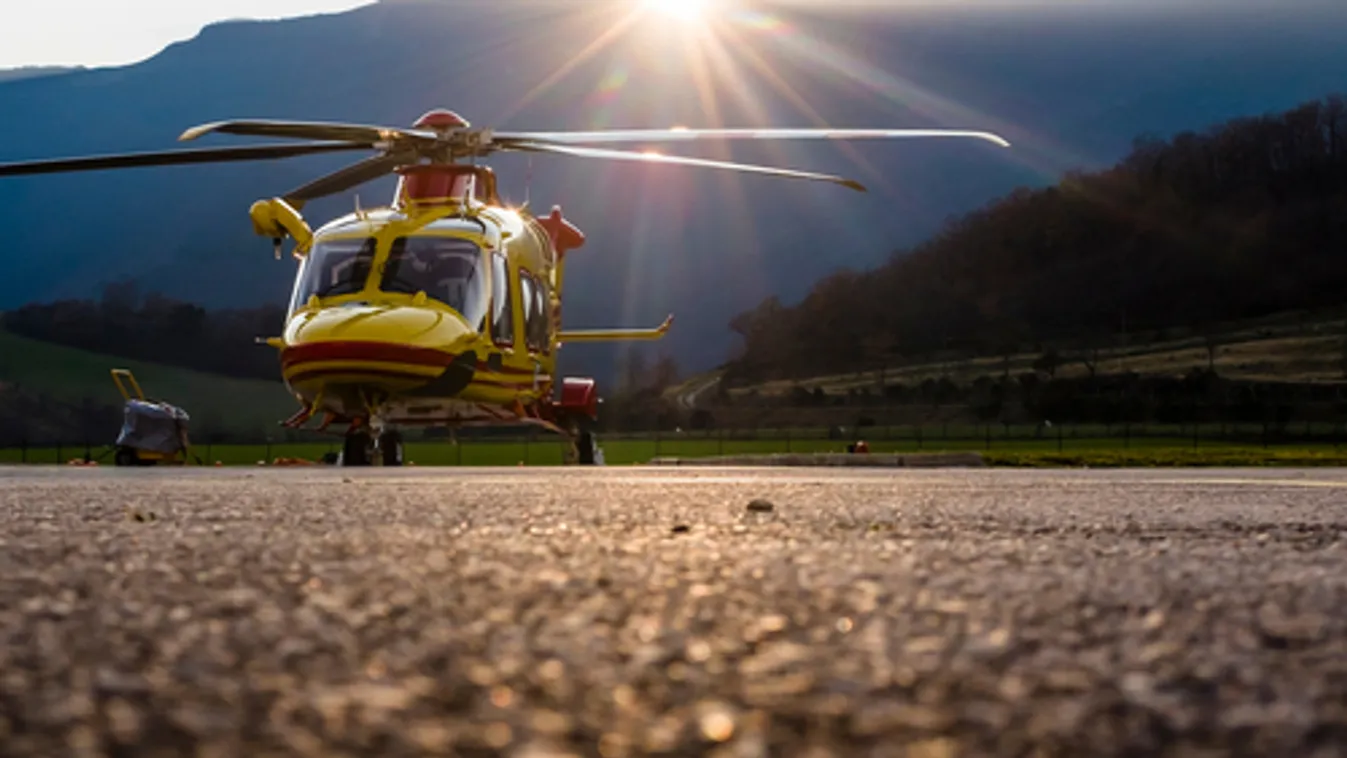 Mentőhelikopter szállt le Láncsókon, motorossal karambolozott egy autó