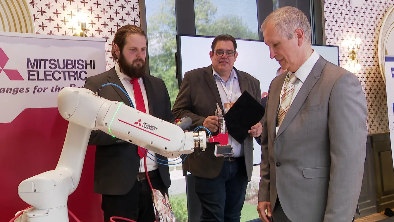 Különleges robot adta át a célgép verseny díjait
