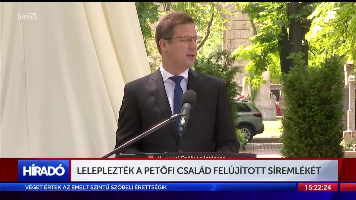 Leleplezték a Petőfi család felújított síremlékét