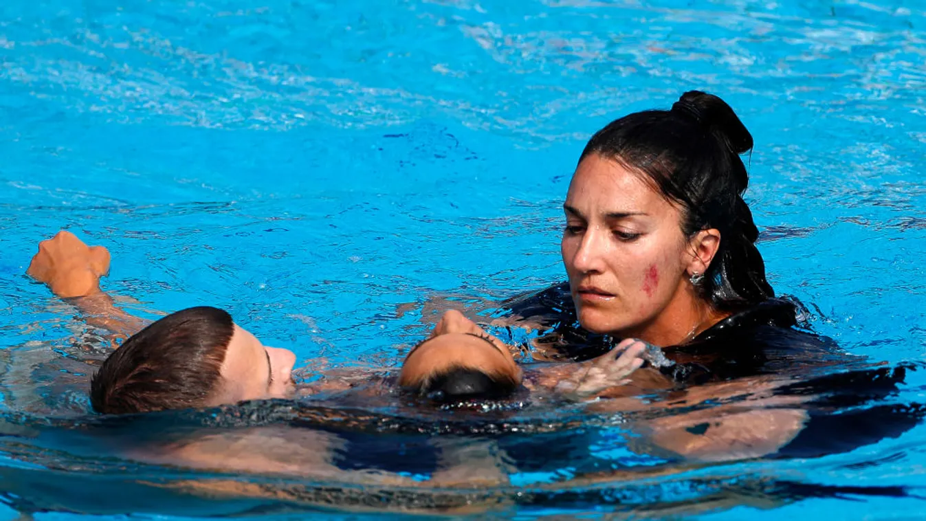 Sokkoló képek a budapesti úszó vb-n: az edzője mentette ki az ájult szinkronúszónőt a vízből