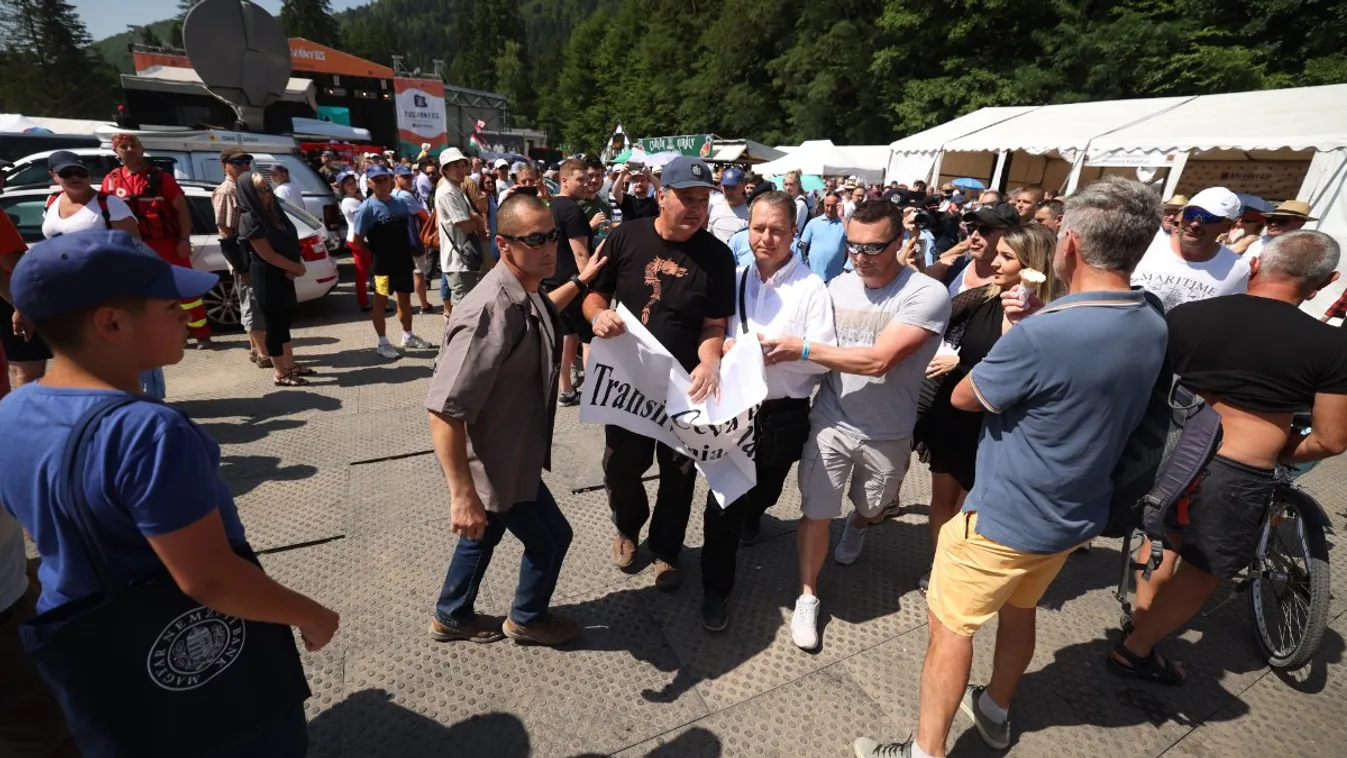 Az úzvölgyi temetőfoglalás egyik magyarellenes szervezője zavarta meg Orbán beszédét Tusványoson