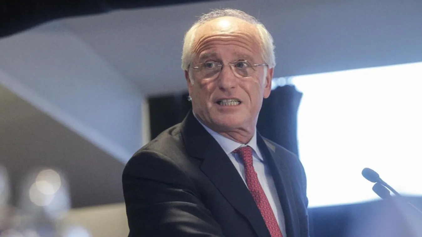 Menjenek lassabban a magyarok az autóval, legyen hidegebb télen a lakás, ezt javasolja a baloldal vezető bankára