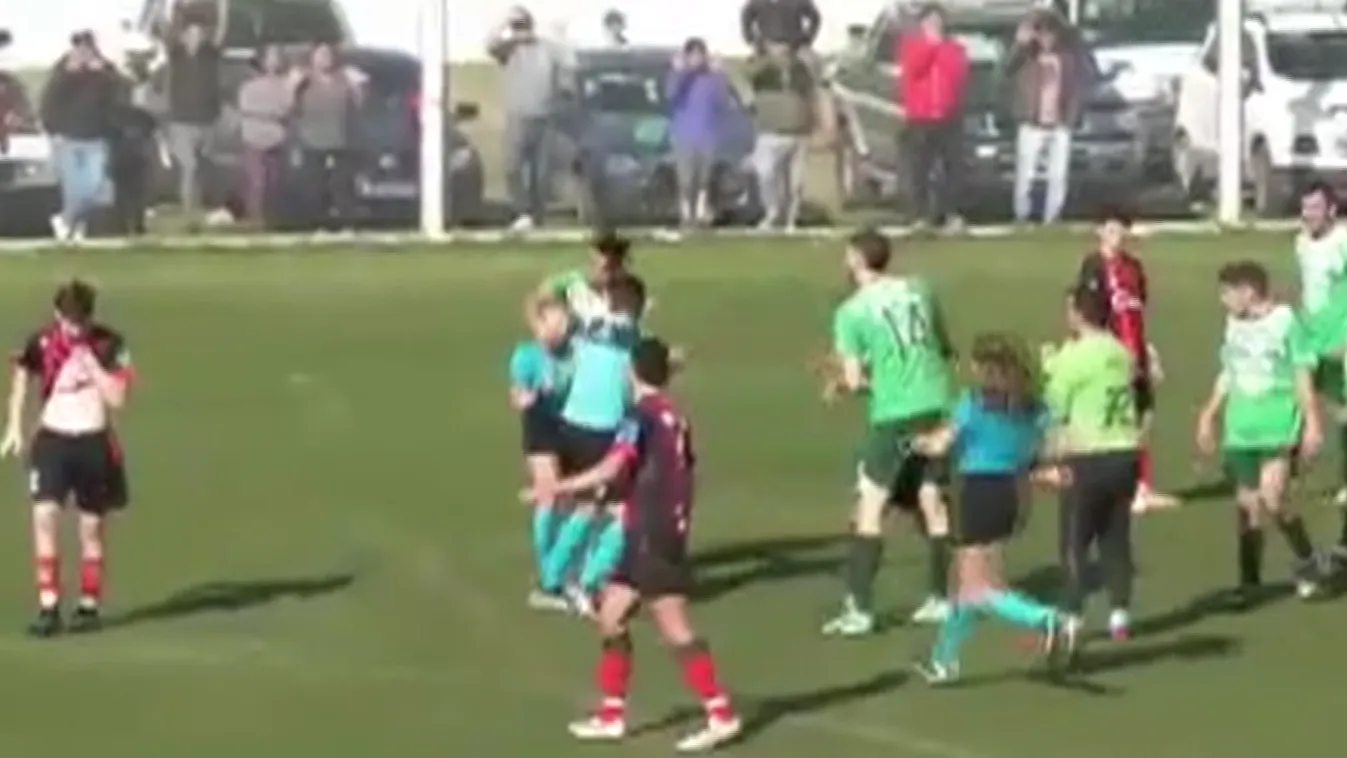 Kiütöttek egy női focibírót a pályán