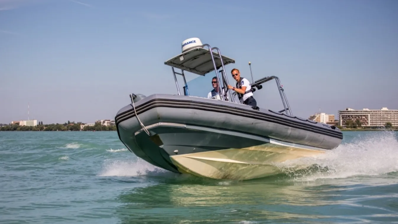 Homokpadra futott elektromos csónakot mentettek a balatoni vízirendőrök