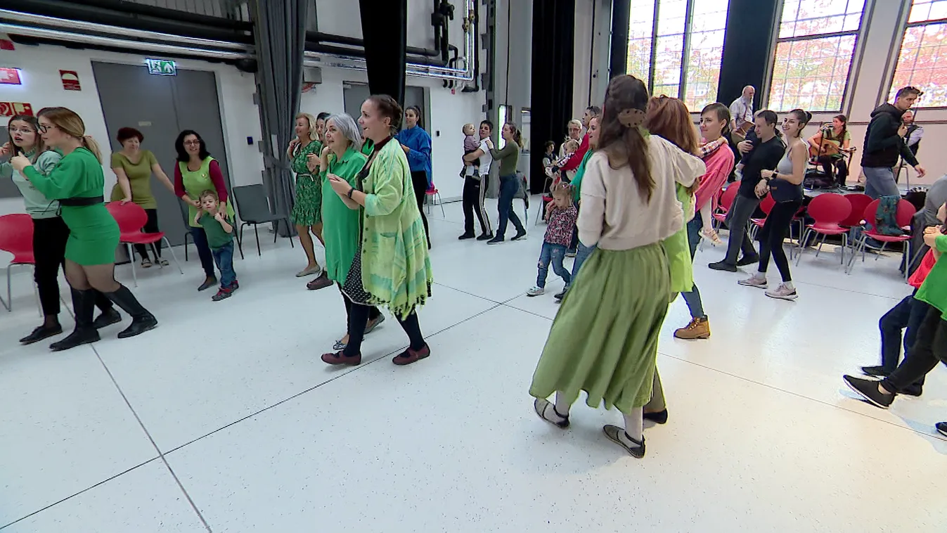 Radar: Vedd ölbe, ringasd, szeresd - ezer család énekel