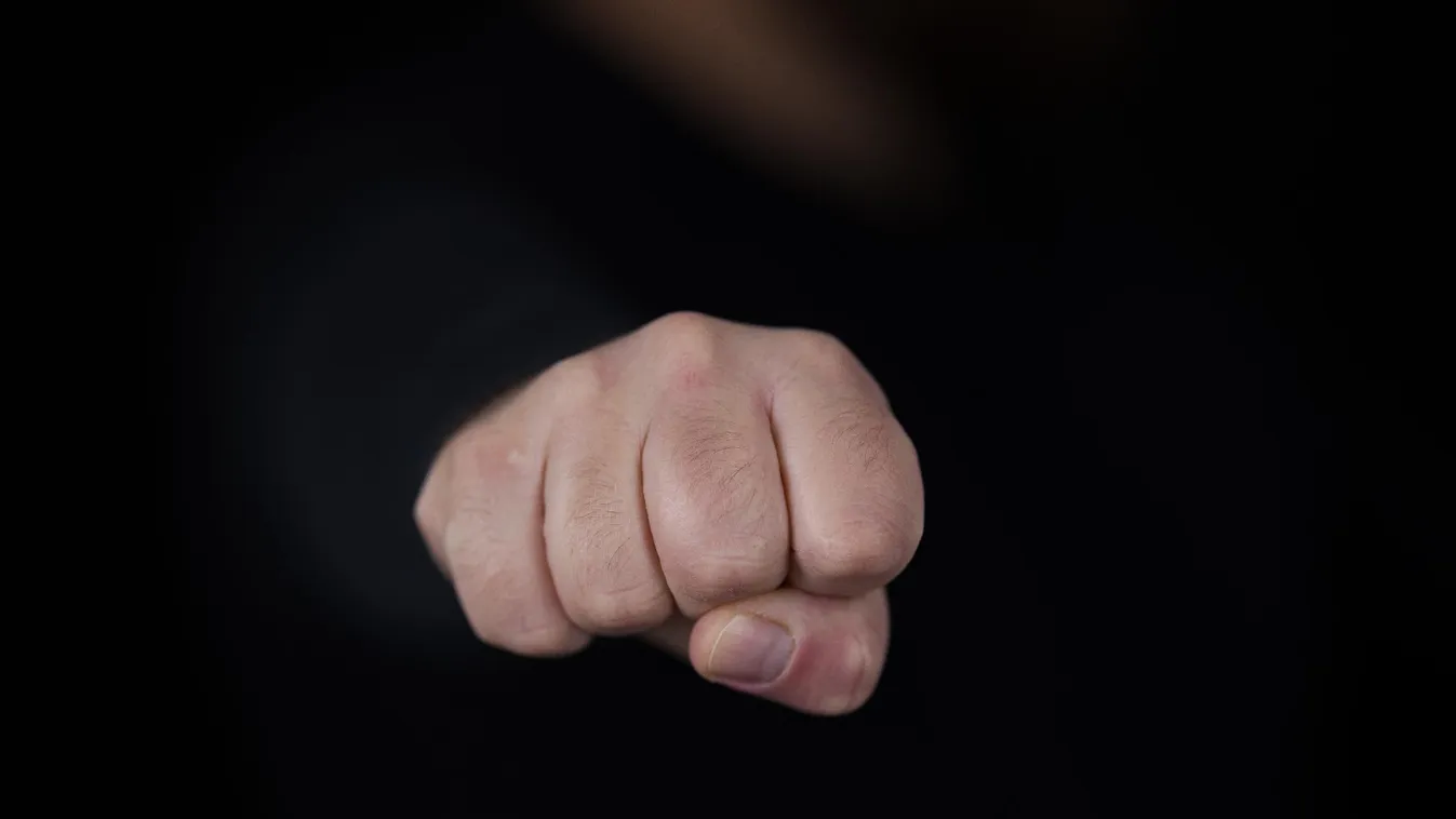 Ököllel ütötte a bíróság ajtaját, majd a nadrágját is letolta a férfi