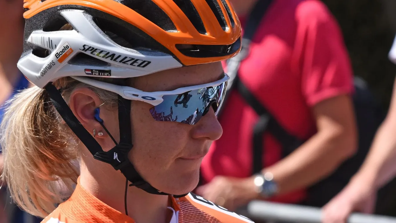 Tíz hónappal balesete után először járt a világbajnok holland kerékpáros