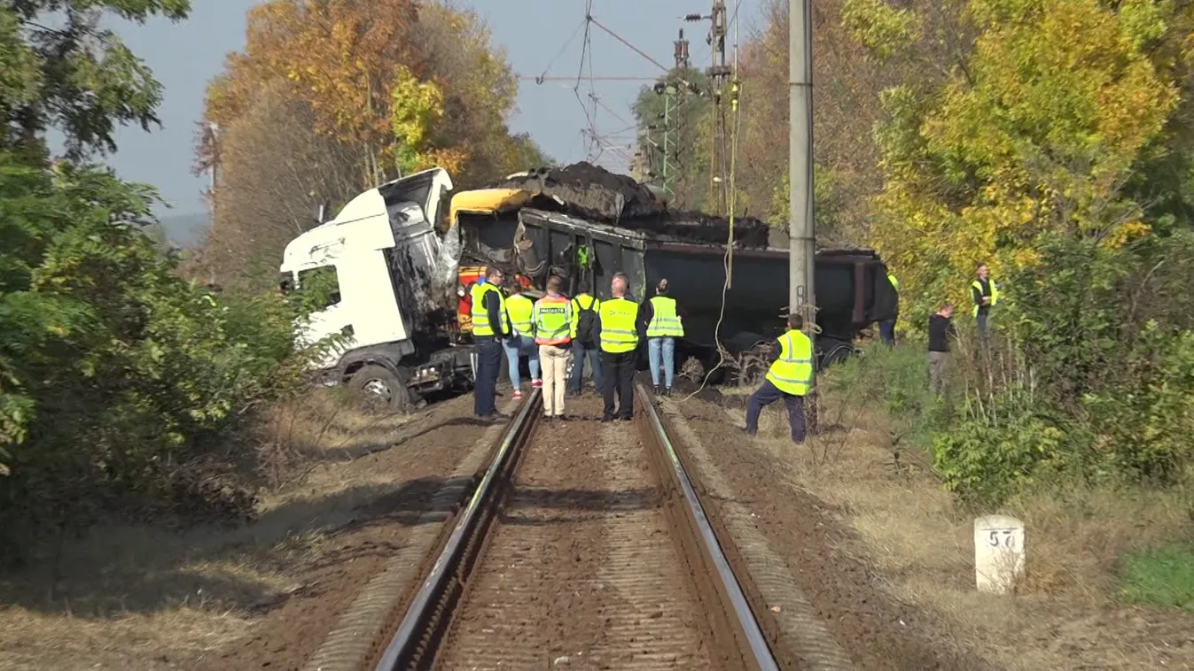 Vonat elé rohant egy teherautó, a vasutast mentőhelikopter vitte kórházba