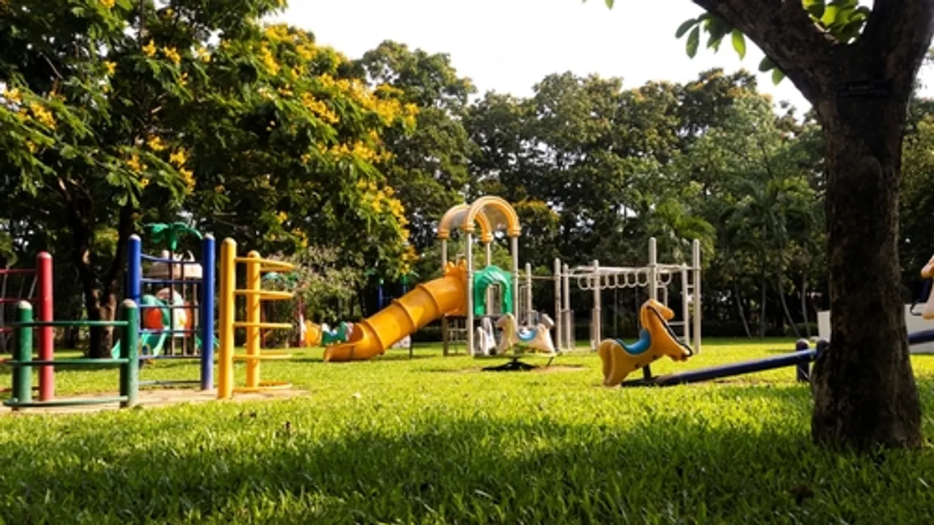 Homlokcsonttörést okozott a játszótéren játszó kislánynak