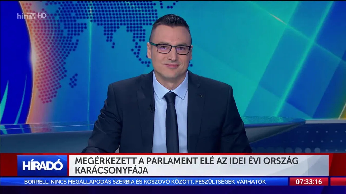 Megérkezett a parlament elé az idei évi ország karácsonyfája