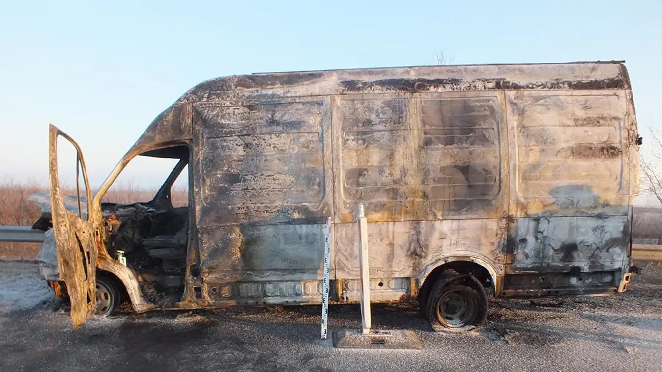 Beletörte a kulcsot a migránsokkal teli, lángoló furgon zárjába