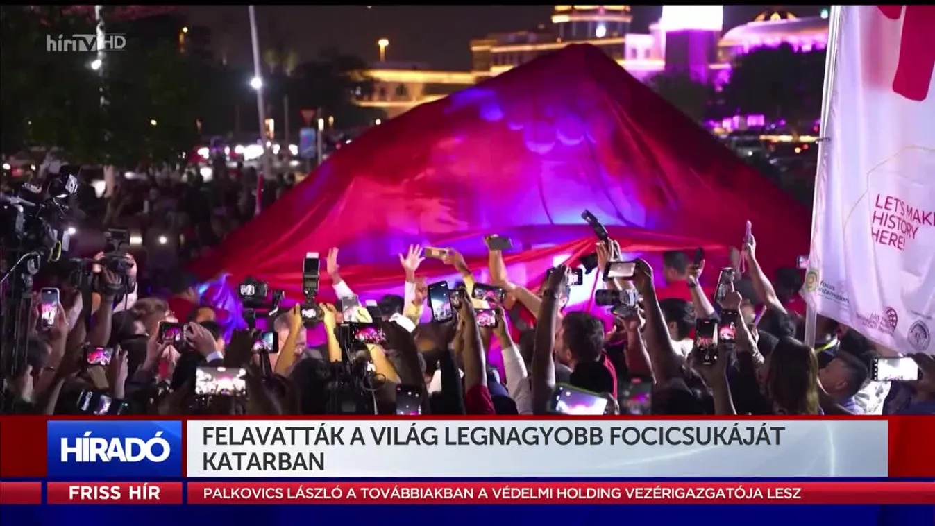 Felavatták a világ legnagyobb focicsukáját Katarban