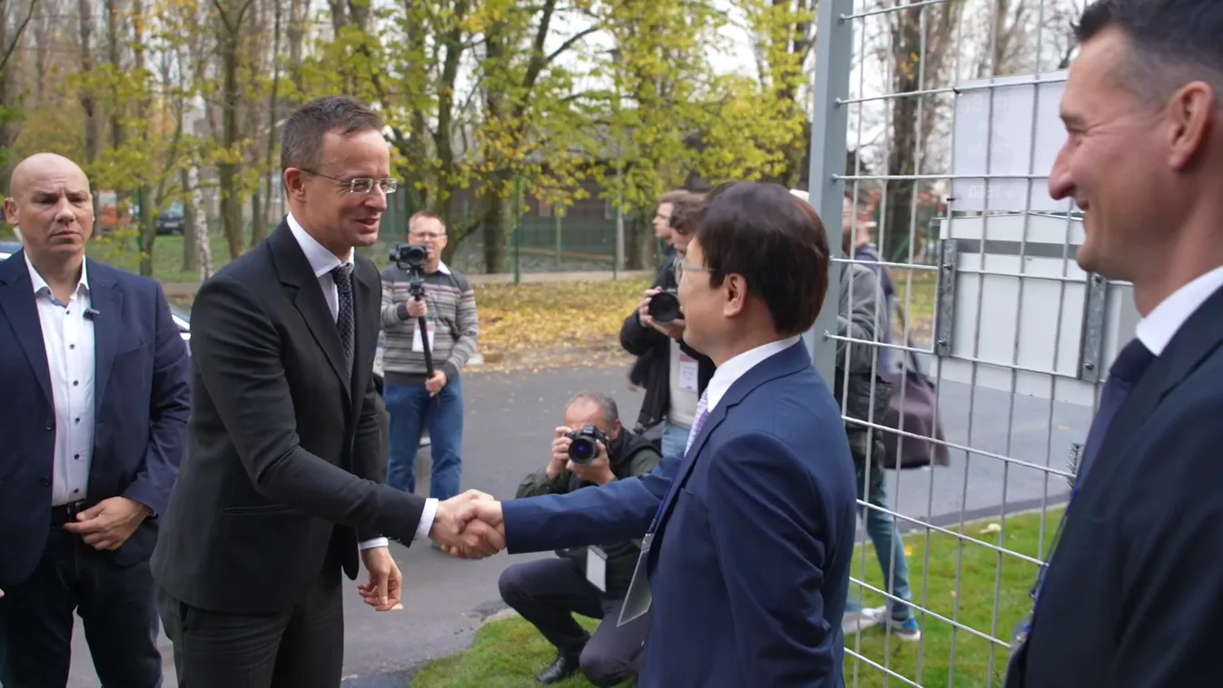 Szijjártó Péter: Magyarországon találkozik a keleti és a nyugati autóipar