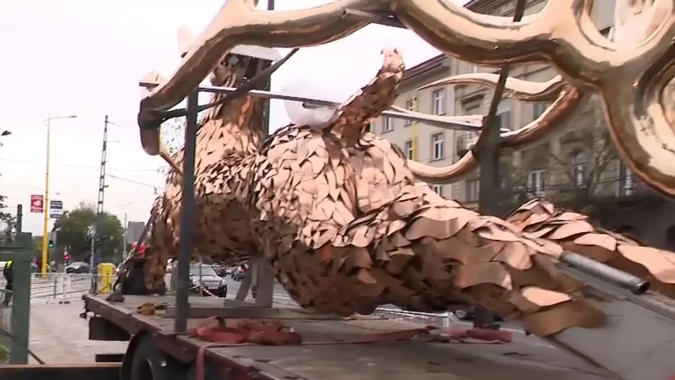 Mozaik - Arany csodaszarvas készül a Pénzmúzeum épülete előtt