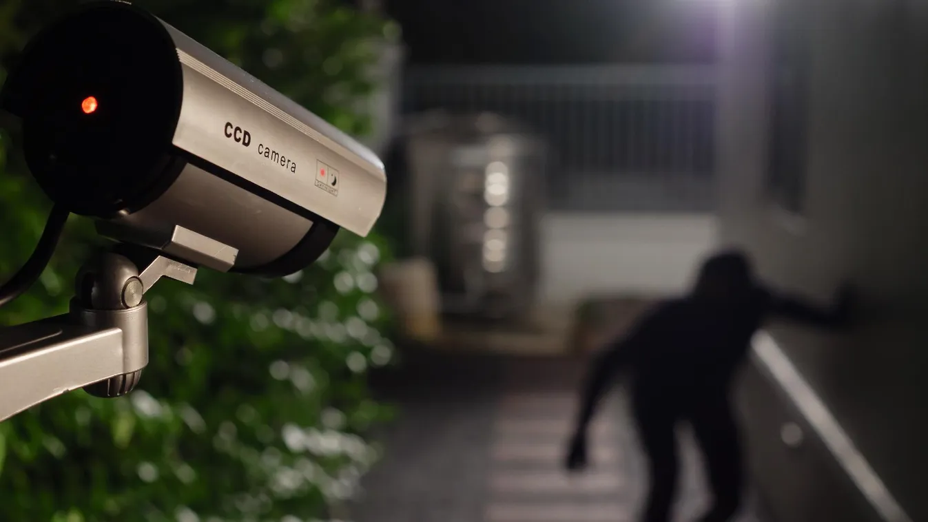 Életmentő eszközöket lopott