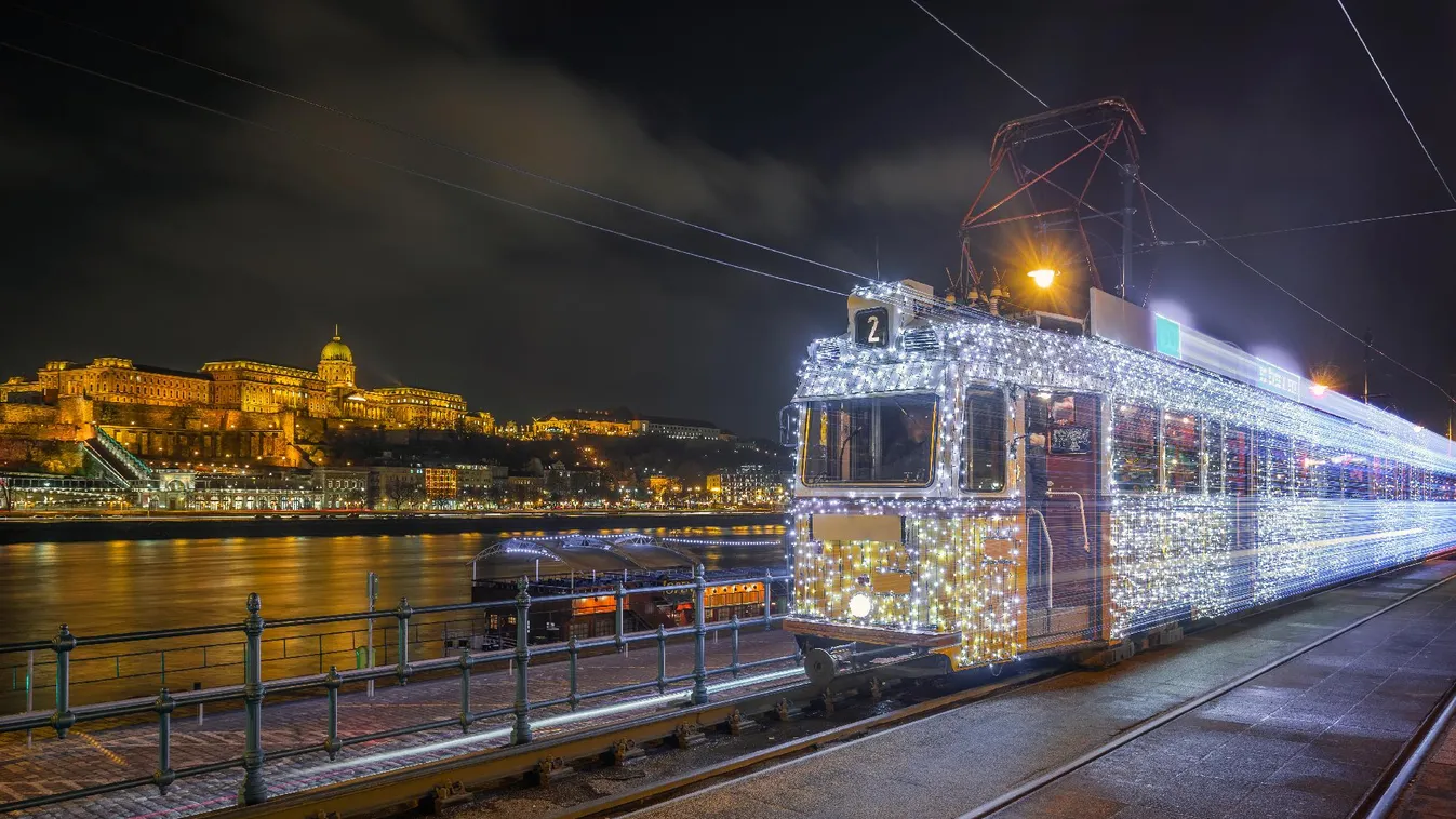 Péntektől jár az adventi villamos Budapesten