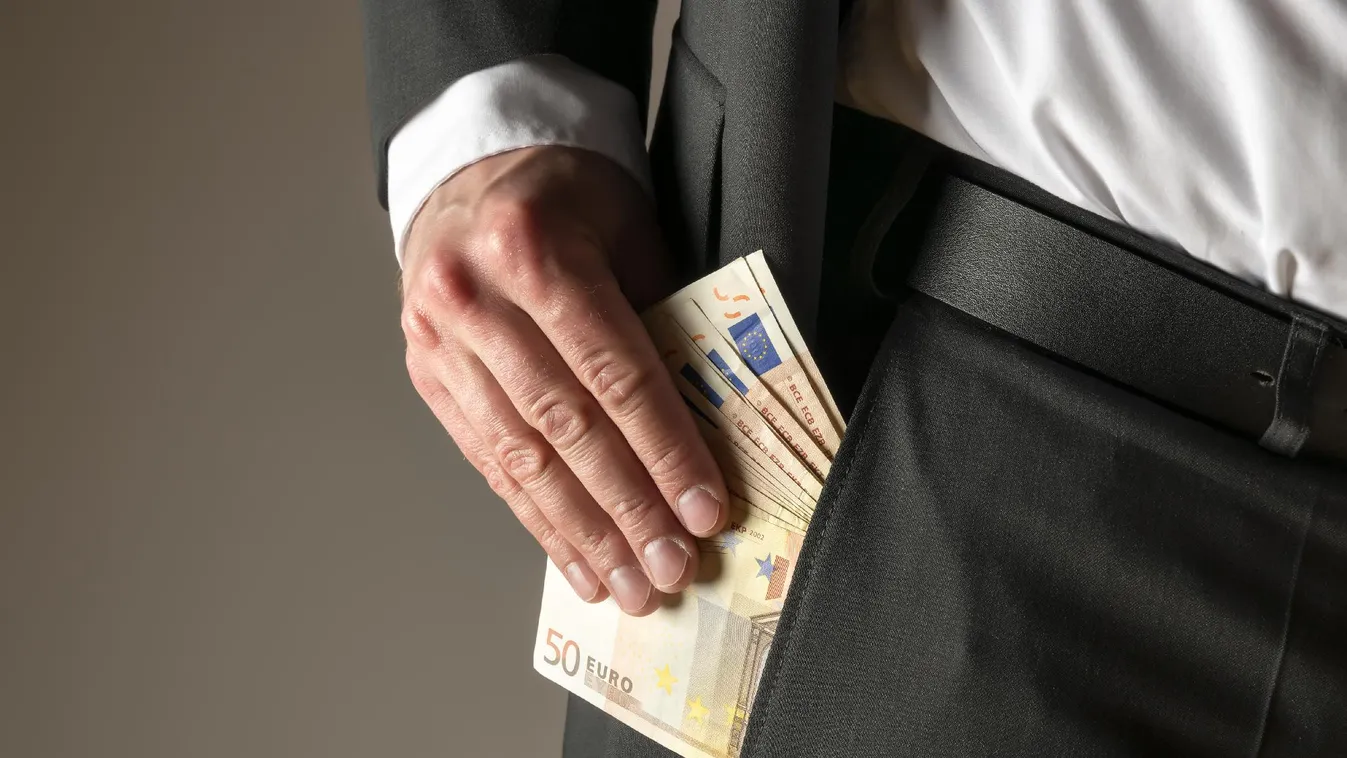 Pénzmosás miatt emeltek vádat egy férfival szemben