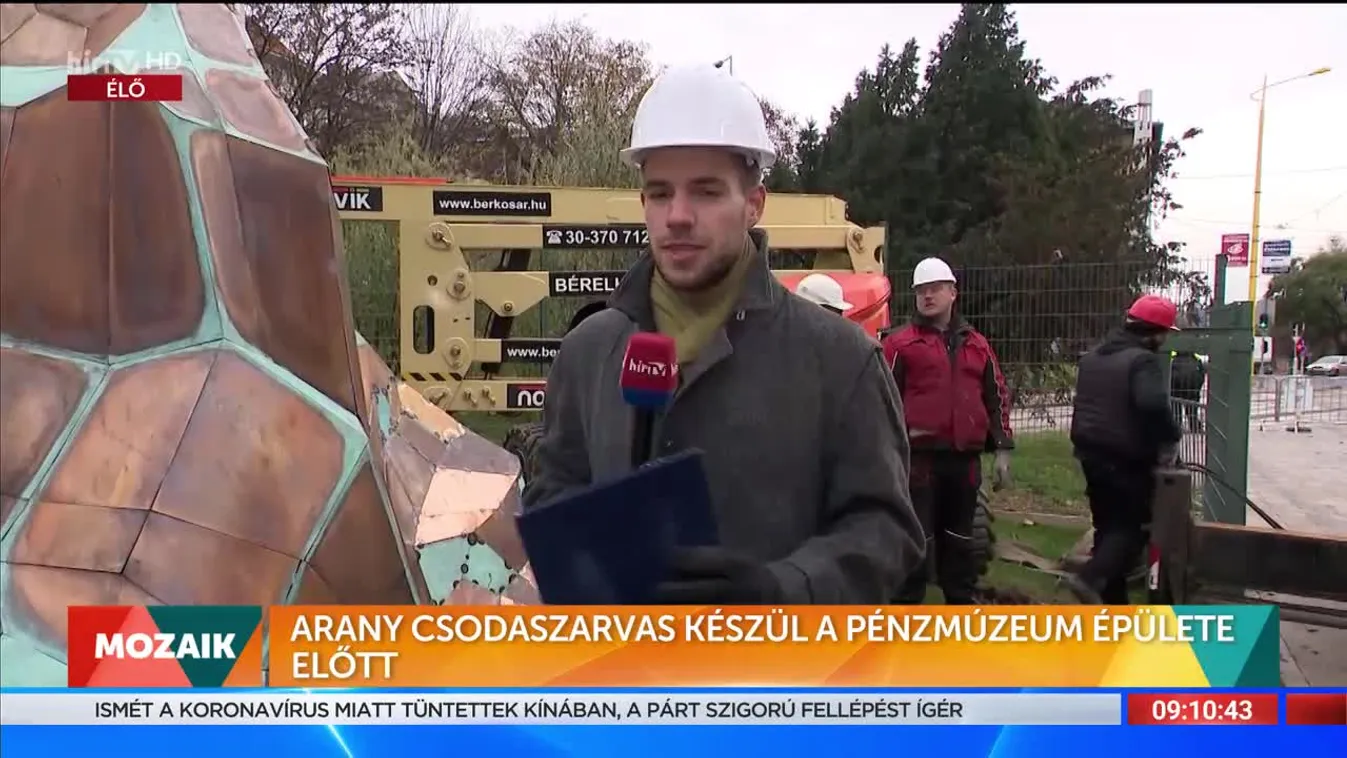 Mozaik - Arany csodaszarvas készül a Pénzmúzeum épülete előtt (2022-11-30)