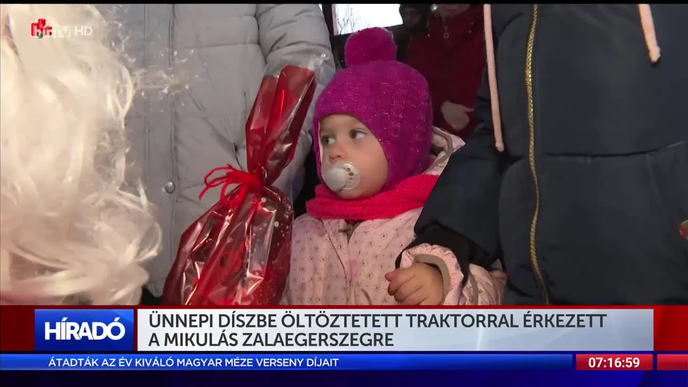Ünnepi díszbe öltöztetett traktorral érkezett a Mikulás Zalaegerszegre