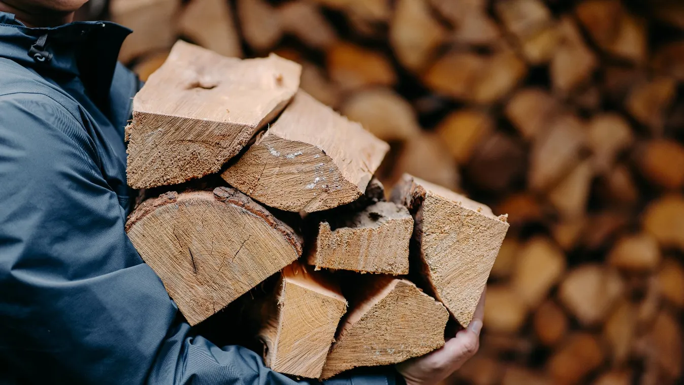 Folyamatos a tűzifa szállítása a szociális tüzelőanyag program keretében