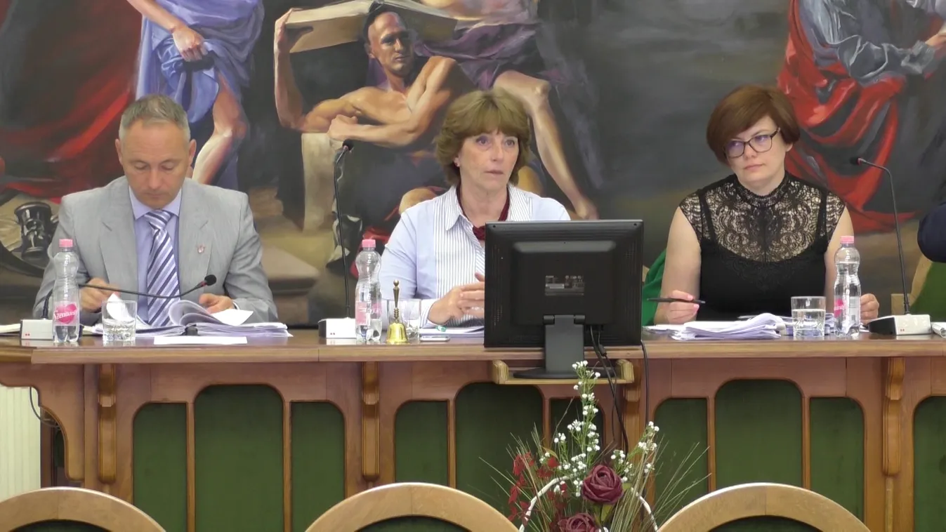 A városvezetők év végi jutalmát kifogásolják Vácott