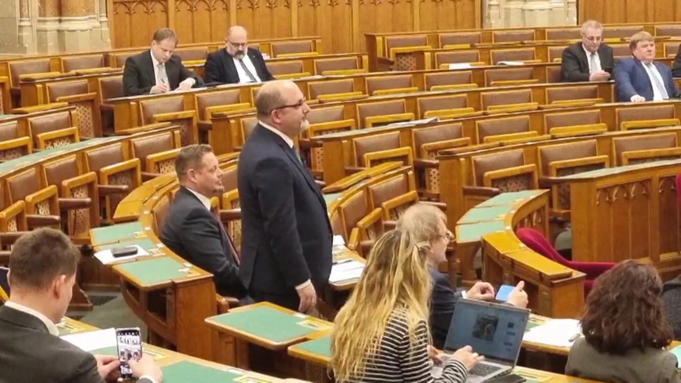 Csárdi Antalék engedték be a Parlamentbe a Tanítanék Mozgalom aktivistáit