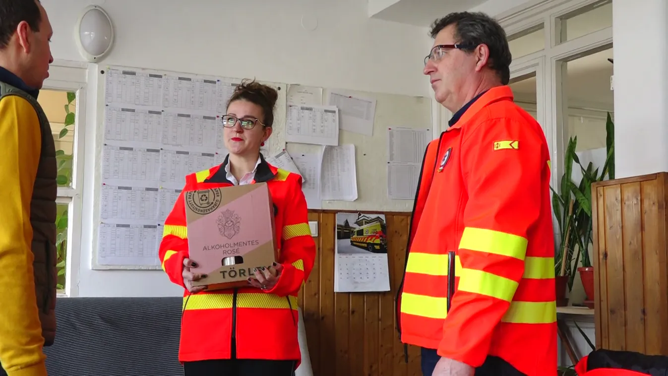 Alkoholmentes pezsgőt és aprósüteményeket kaptak a baranyai mentősök