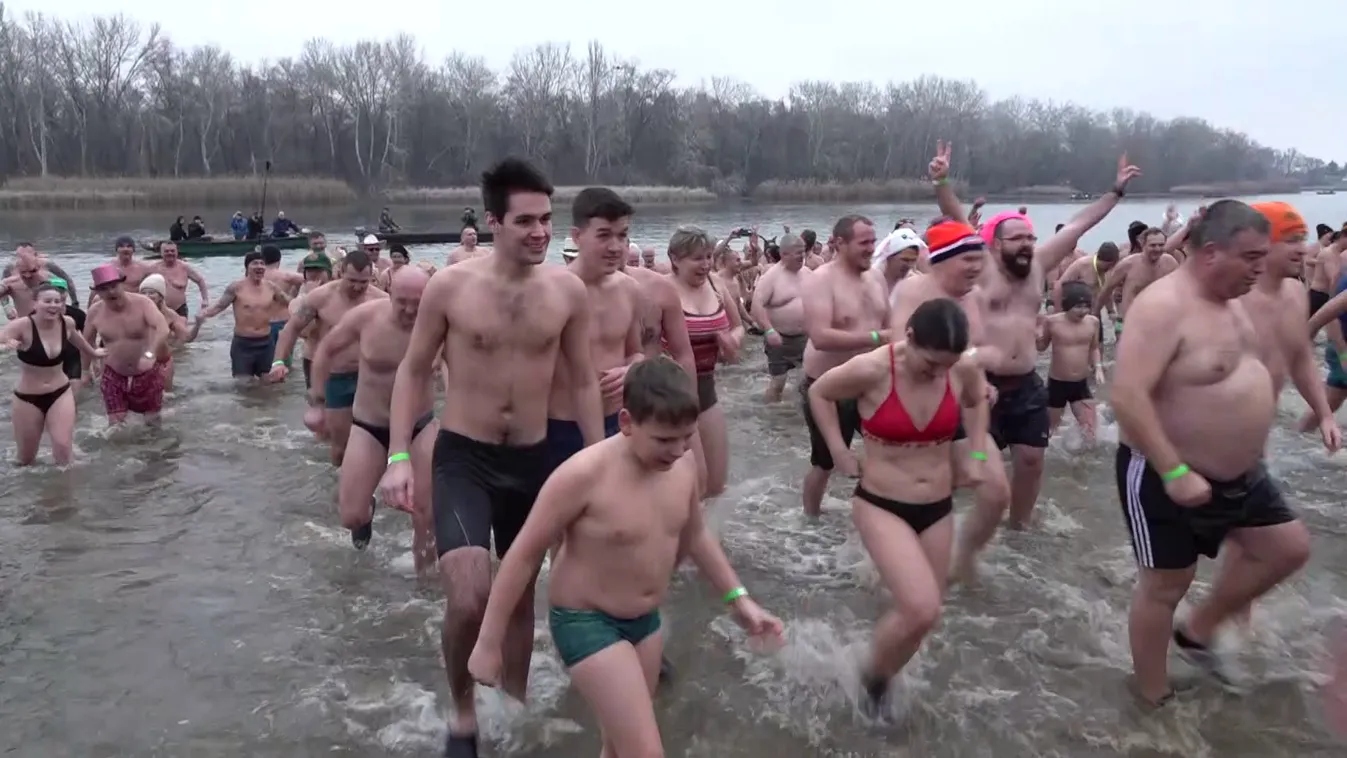 Közös csobbanással köszöntötték vízkeresztet a tiszafüredi strandon