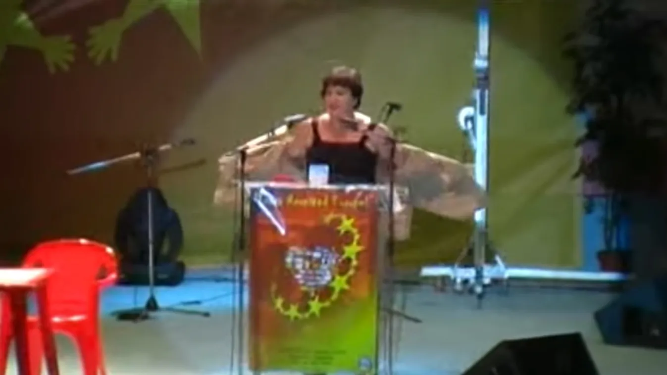 Gurmai Zita a színpadon vetkőzött + videó