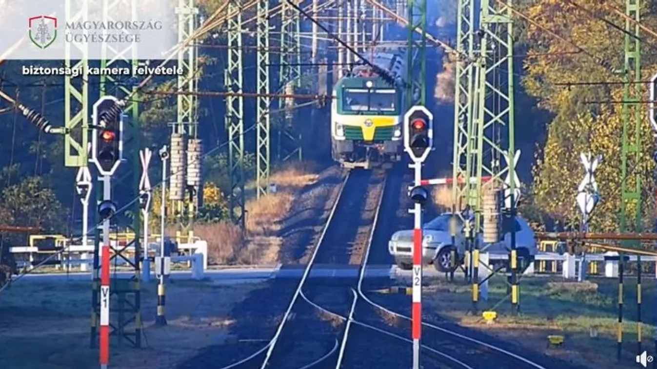 Letörte a sorompót és a vonat elött hajtott át az átjárón + VIDEÓ