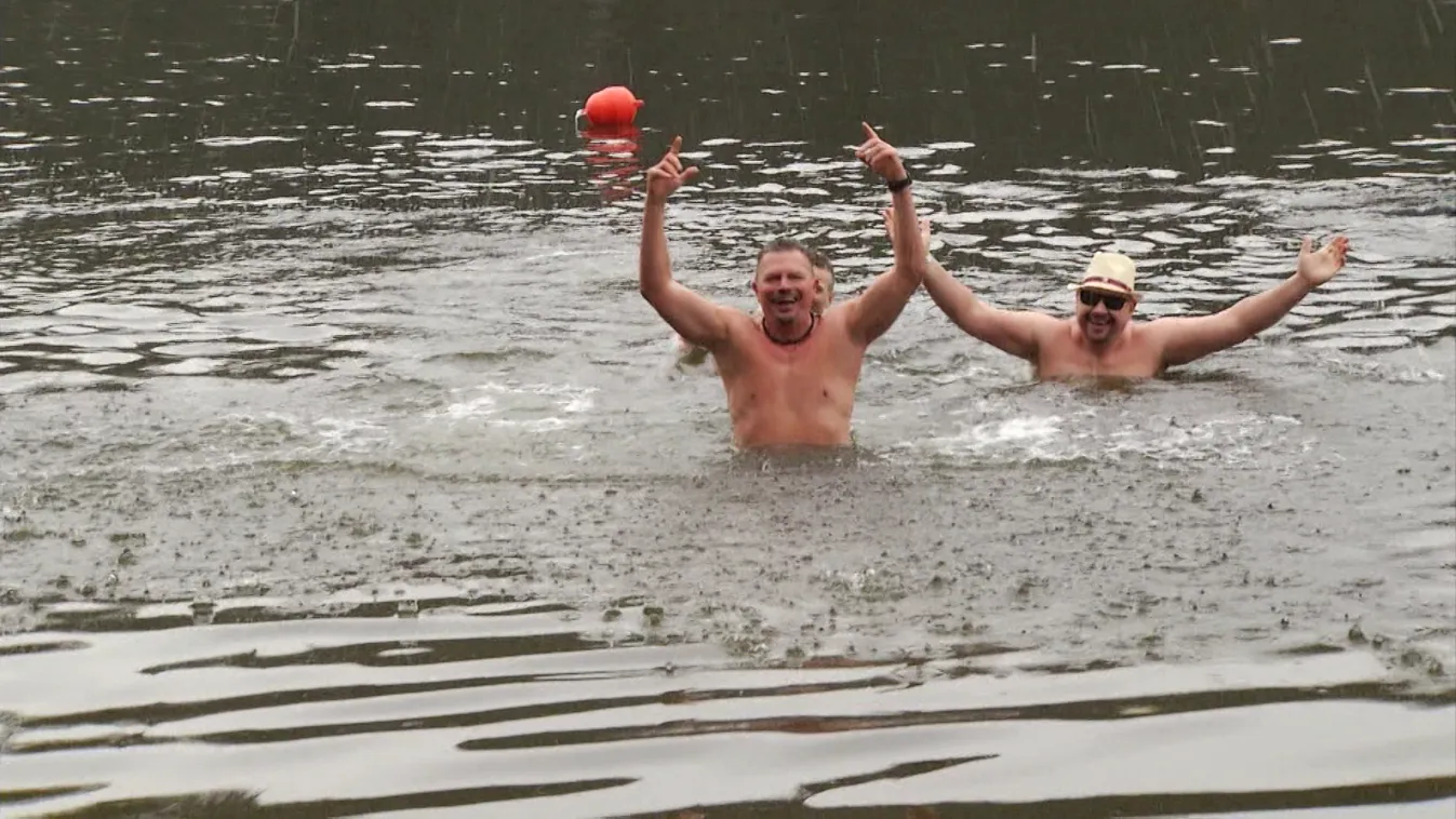 A jeges vízben tisztelegtek a hősök előtt