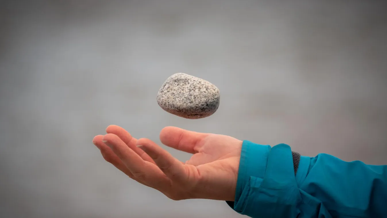 Kövekkel dobáltak autókat fiatalok