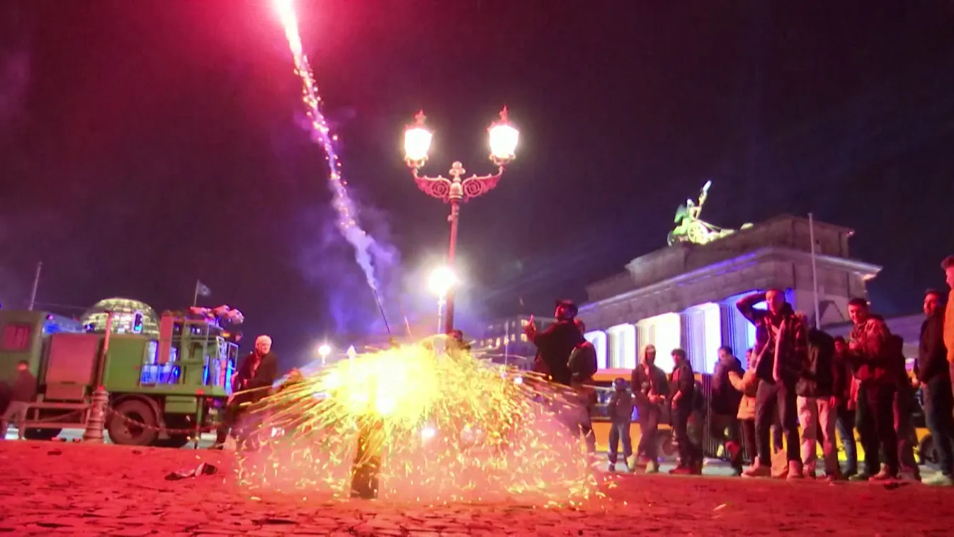 Számos támadás érte a berlini tűzoltókat szilveszter éjszaka