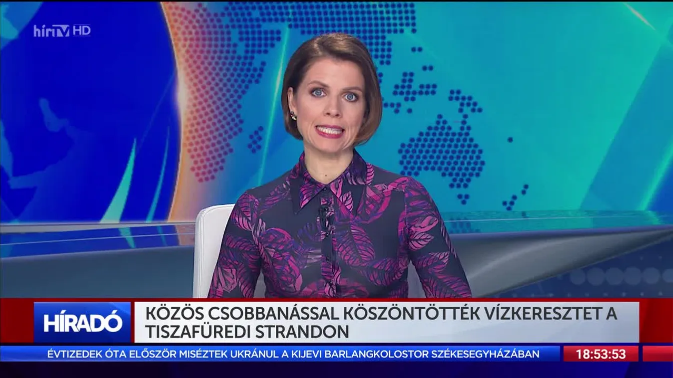 Közös csobbanással köszöntötték Vízkeresztet a tiszafüredi strandon