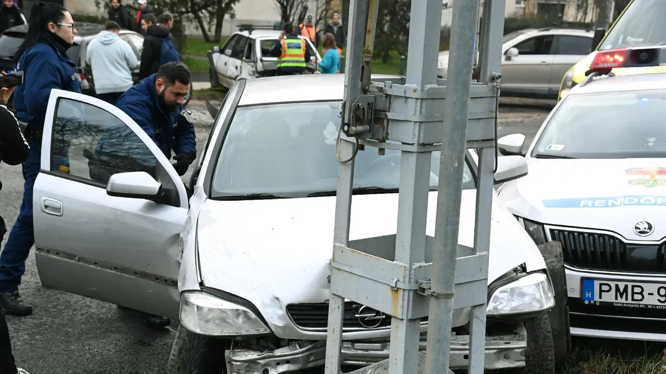 Hatalmas baleset lett az autós üldözés vége: egy csecsemő kórházba került