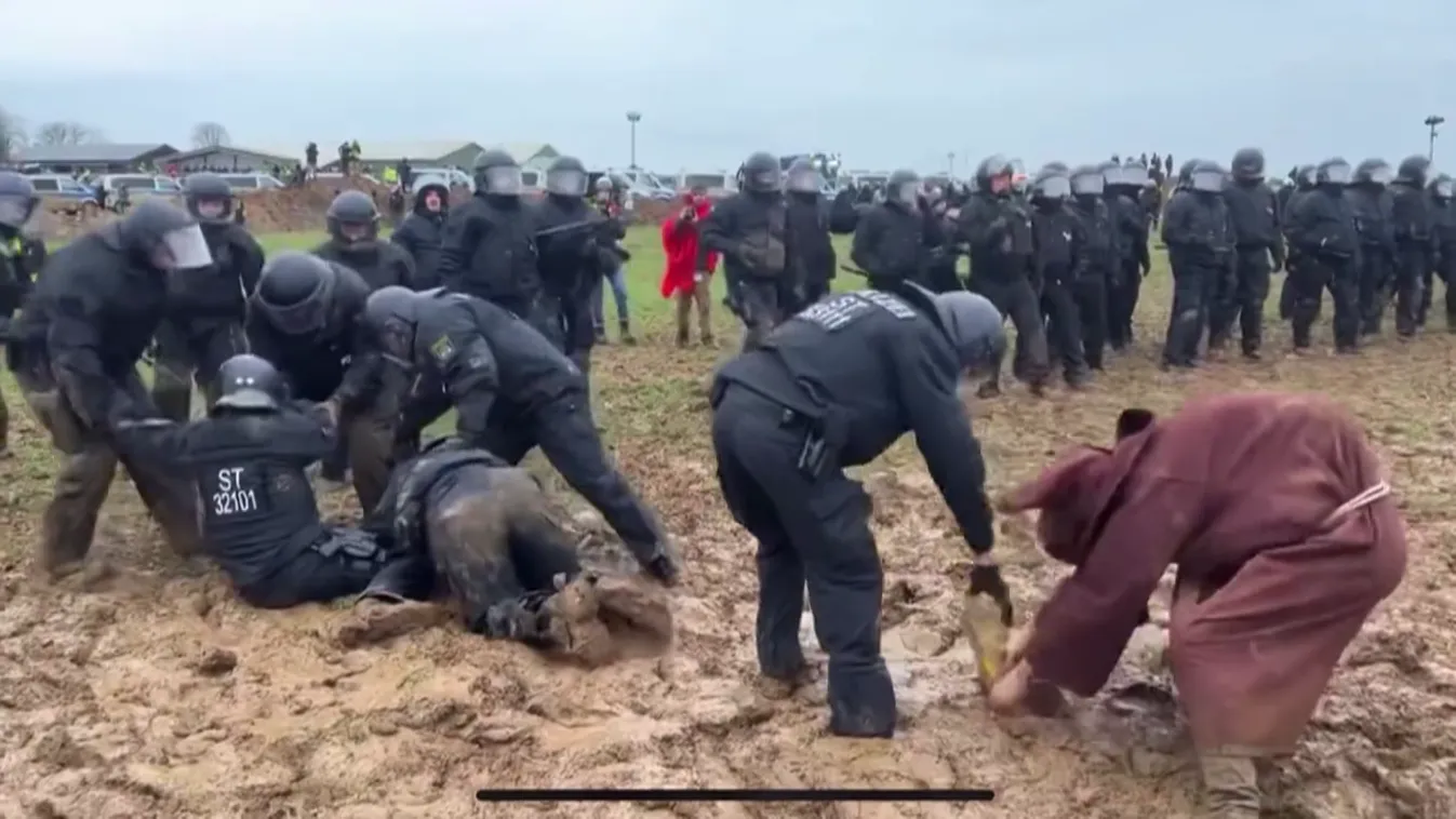 Oszlatás helyett megszégyenültek a német rohamrendőrök