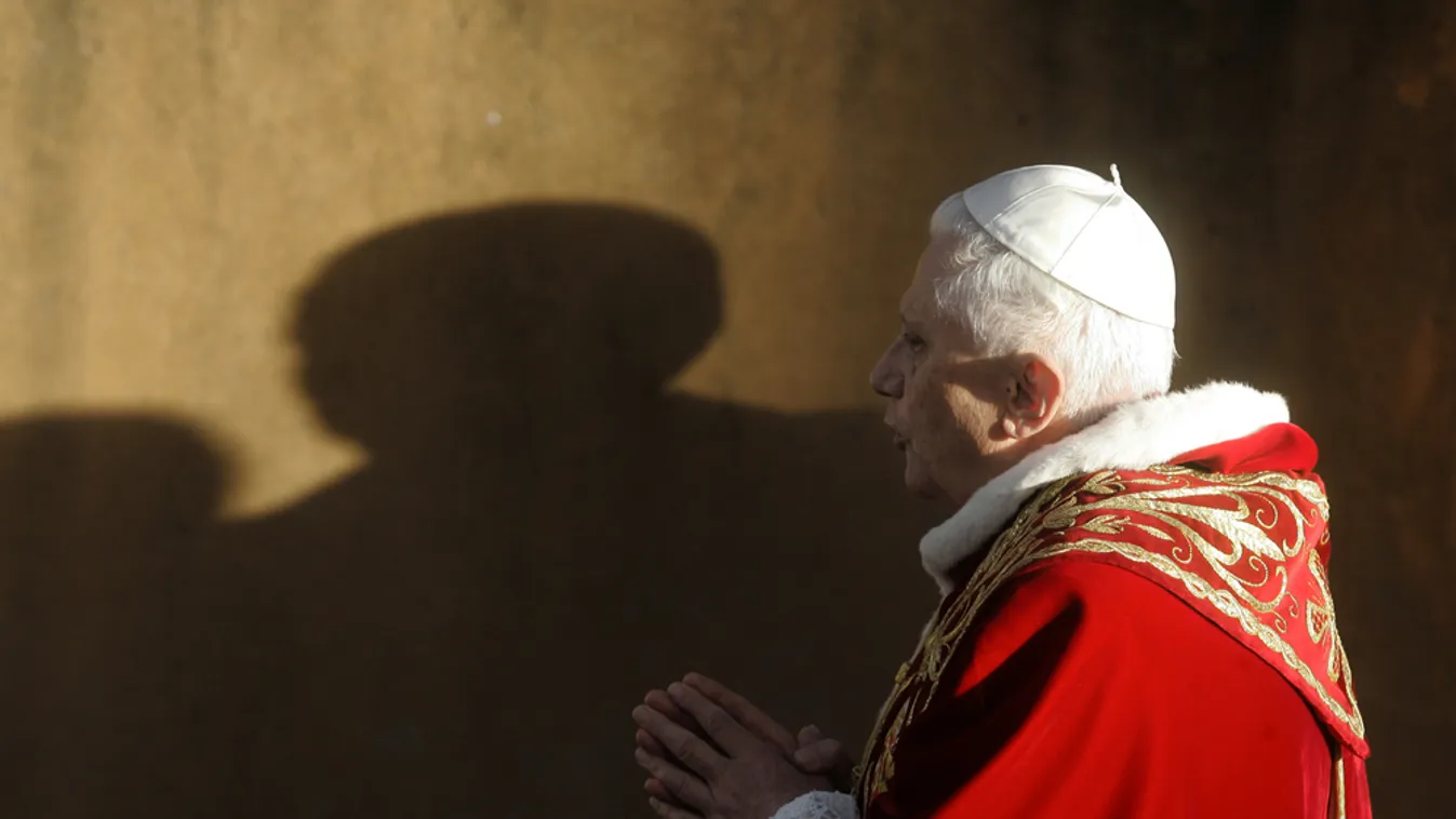 Végső nyugalomra helyezték XVI. Benedeket