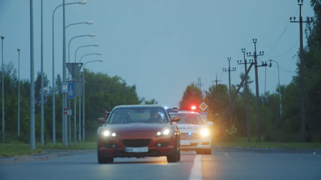 Életveszélyesen menekültek! - A 3 éves gyereket a pótkerékre ültette a bemindenezett házaspár