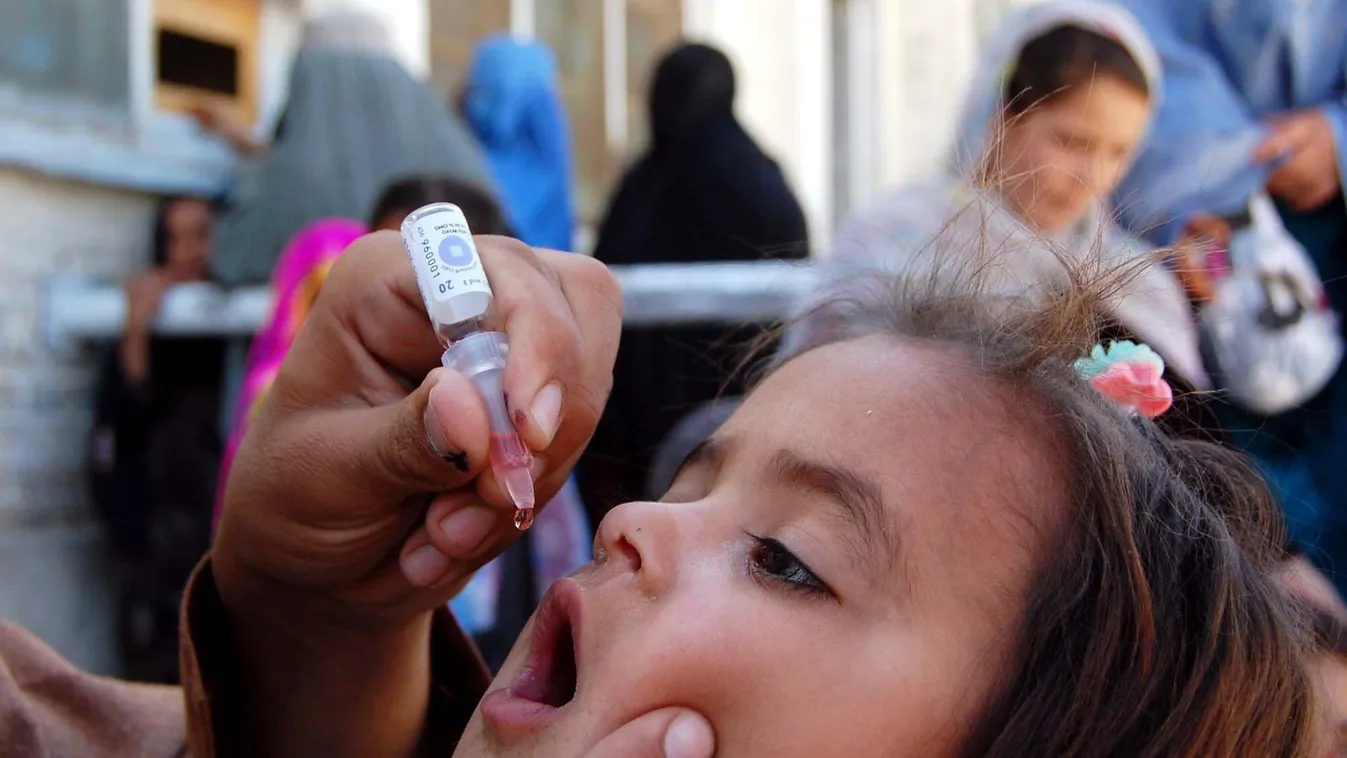 Pakisztánban megkezdődött az idei első gyermekbénulás elleni oltási kampány