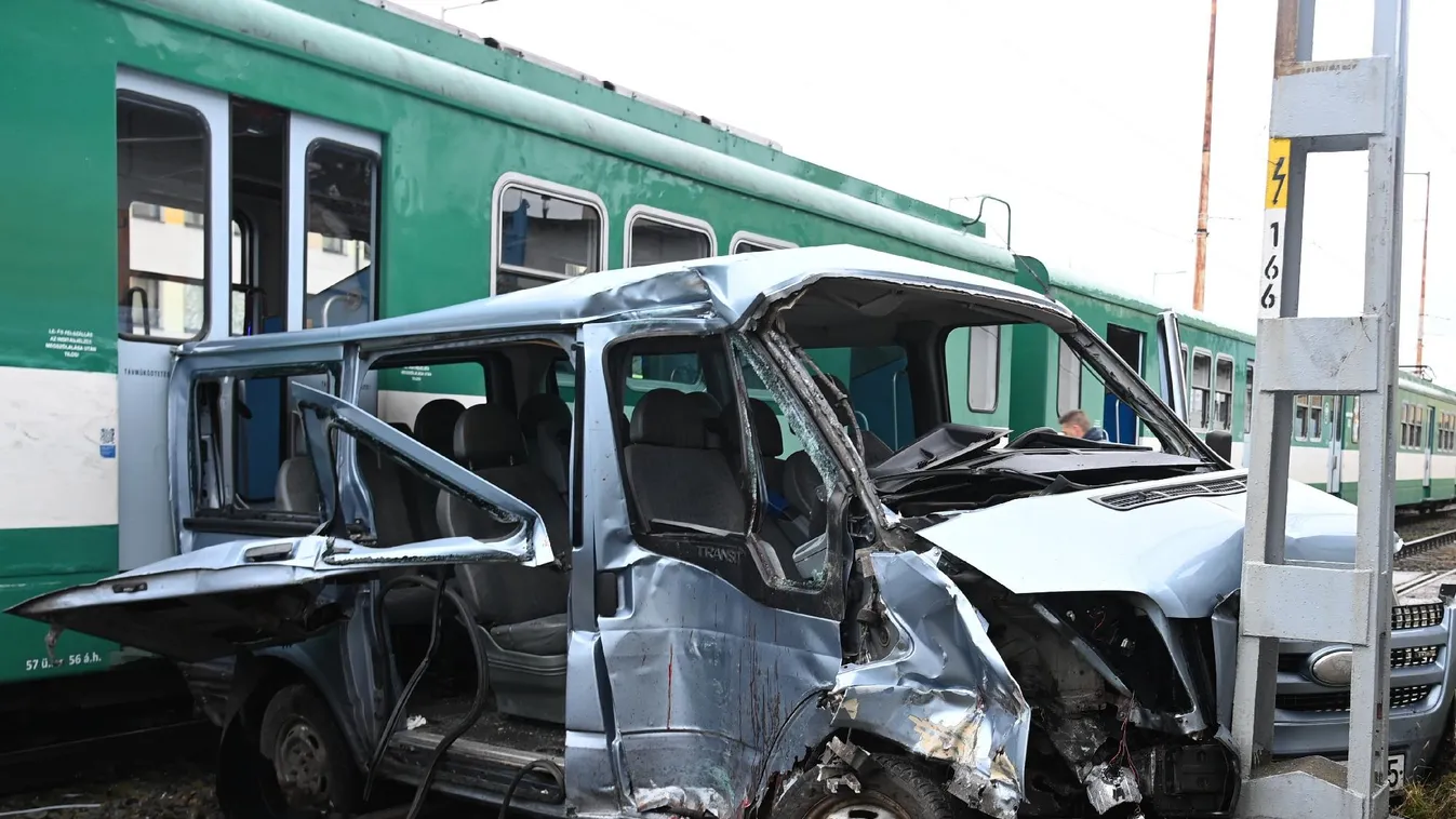 Kisbusz ütközött a HÉV-vel