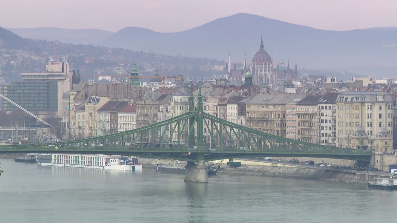 9000 forintért hajthatnak be a turistabuszok a várba