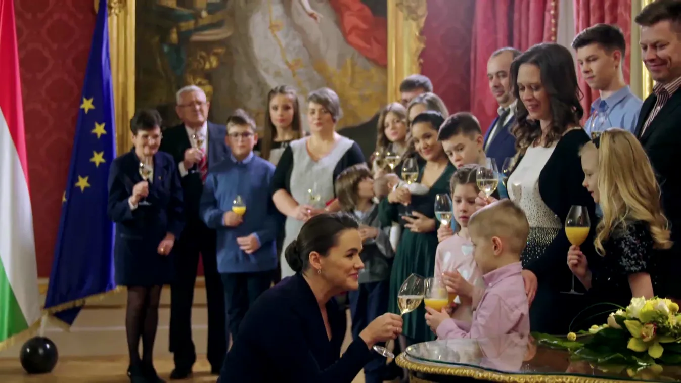 Kiderült, kikkel koccintott szilveszterkor Novák Katalin