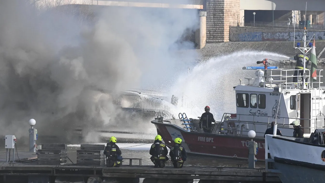 Kigyulladt egy hajó az Óbudai-szigetnél